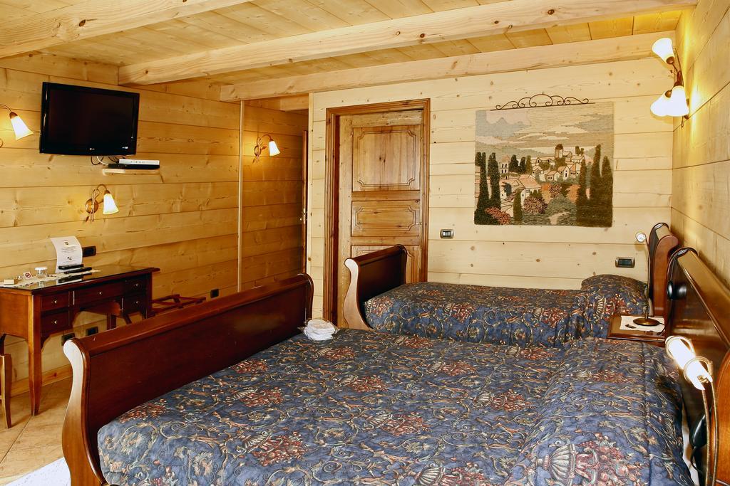 Les Combes Hotel Ла Сале Екстериор снимка