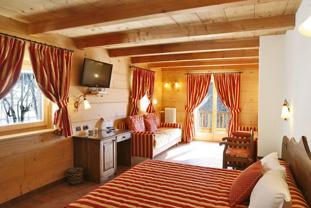 Les Combes Hotel Ла Сале Екстериор снимка