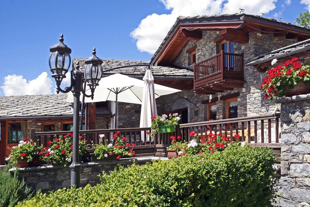 Les Combes Hotel Ла Сале Екстериор снимка