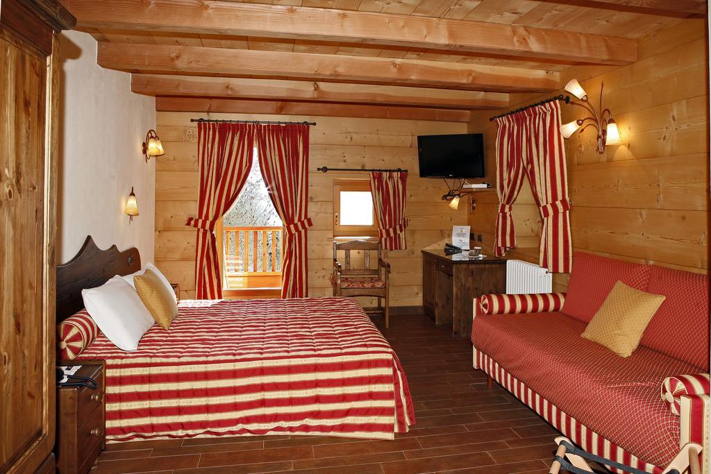 Les Combes Hotel Ла Сале Екстериор снимка