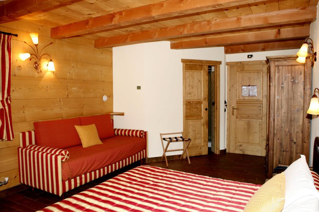 Les Combes Hotel Ла Сале Екстериор снимка