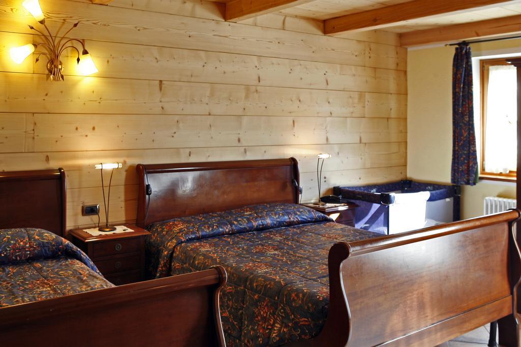 Les Combes Hotel Ла Сале Екстериор снимка