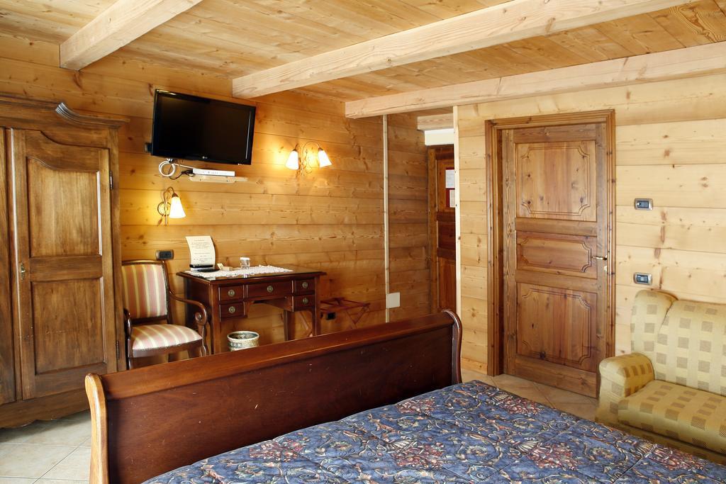 Les Combes Hotel Ла Сале Екстериор снимка