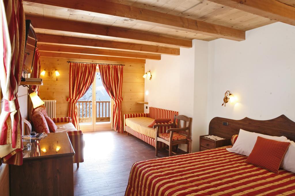 Les Combes Hotel Ла Сале Екстериор снимка