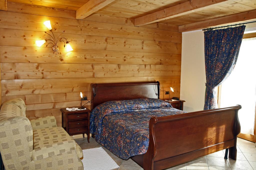 Les Combes Hotel Ла Сале Екстериор снимка