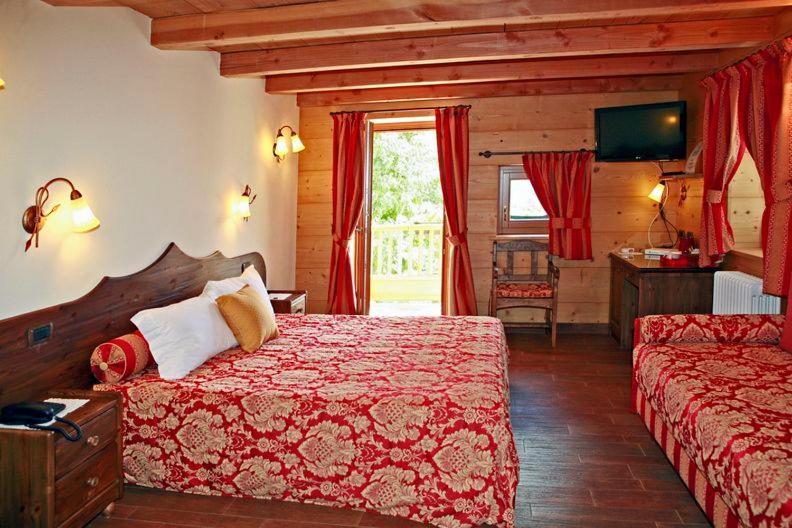 Les Combes Hotel Ла Сале Екстериор снимка